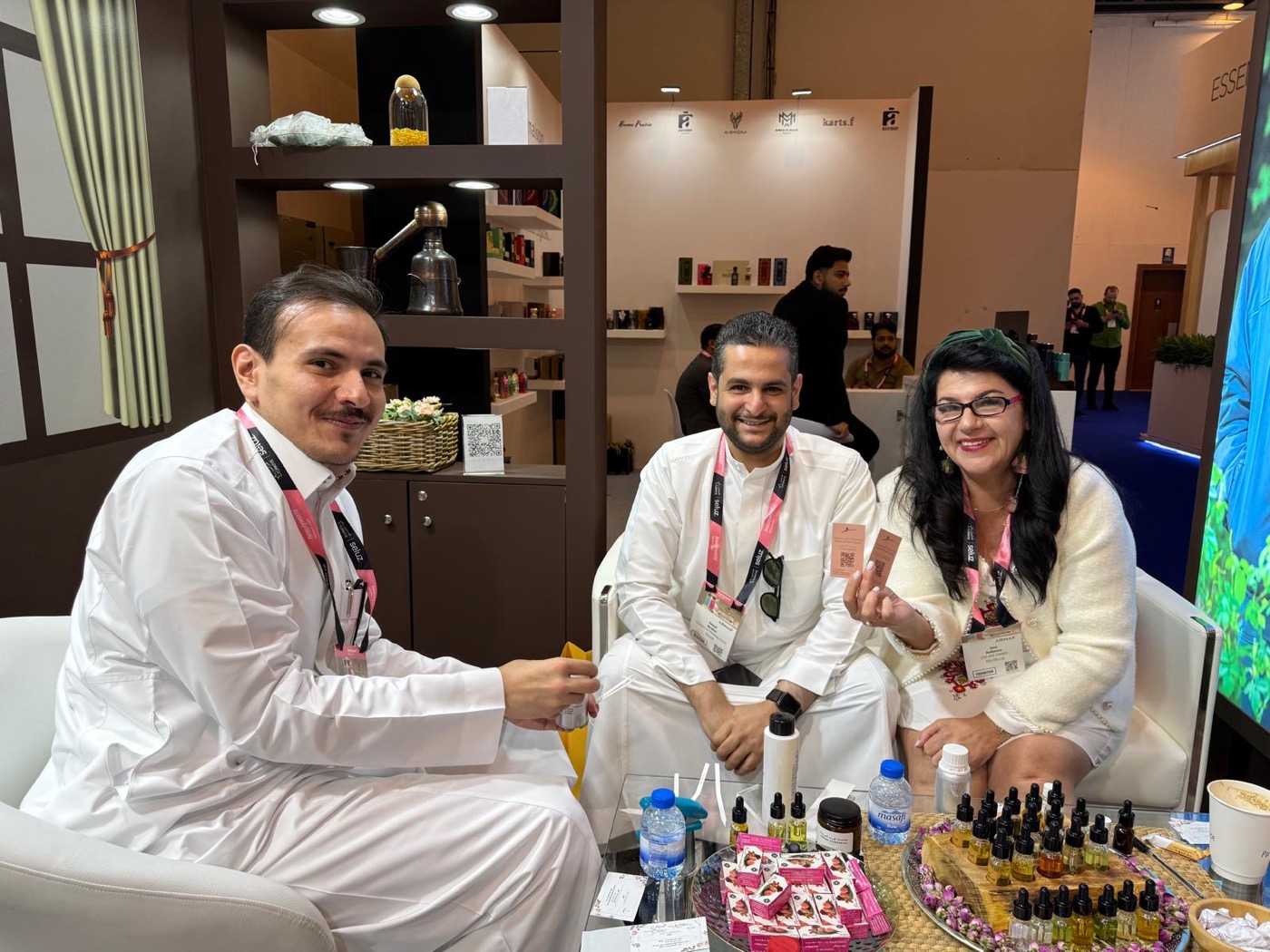 زوّار عند جناح Alta Oils