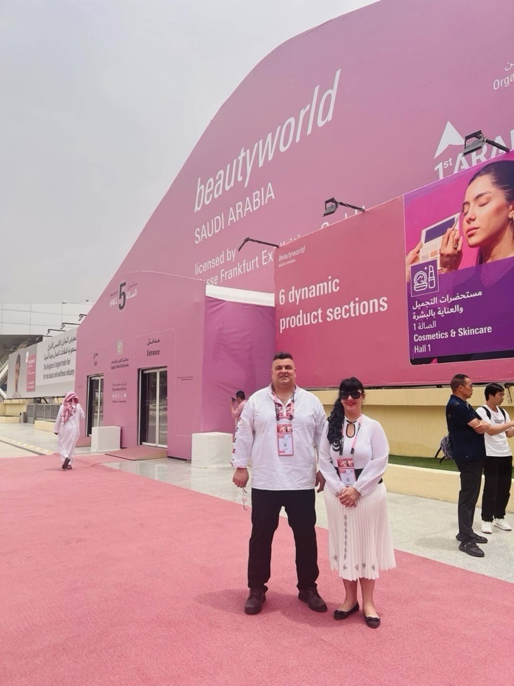 Alta Oils team meeting visitors at an international trade fair